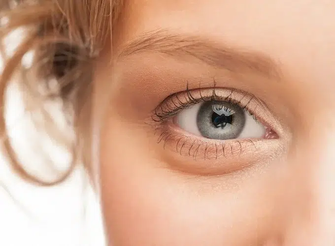 تخلیه فیلر زیر چشم – ۱۰ روش‌ تخلیه ژل زیر چشم