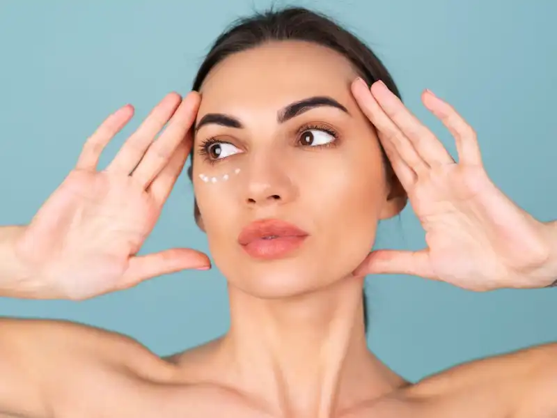 انواع روش‌های لیفت چشم گربه‌ای بدون جراحی
